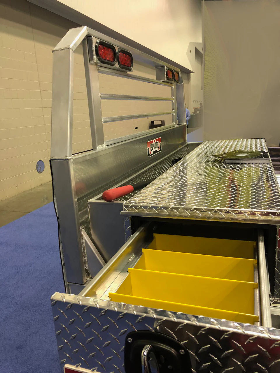 FLATBEDSAFE BOX W/LARGE PULL OUT DOORS ON EACH SIDE/20INWX12INHX78INL