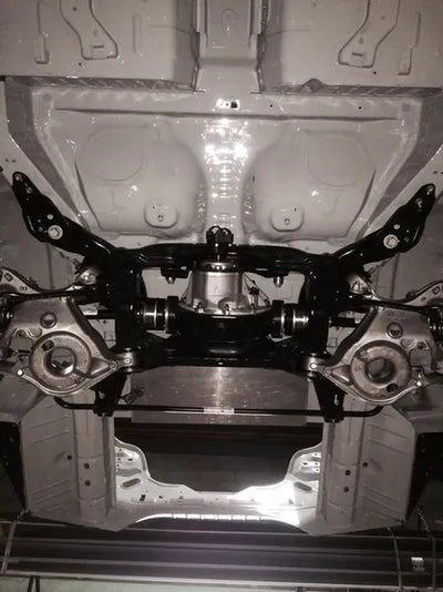 Driveshaft Shop Universal 9 Inch Independent Housing w/o Brackets. Comes with 35 Spline Diff Stubs (Housing ONLY no brackets unpainted so they can make there own brackets)
