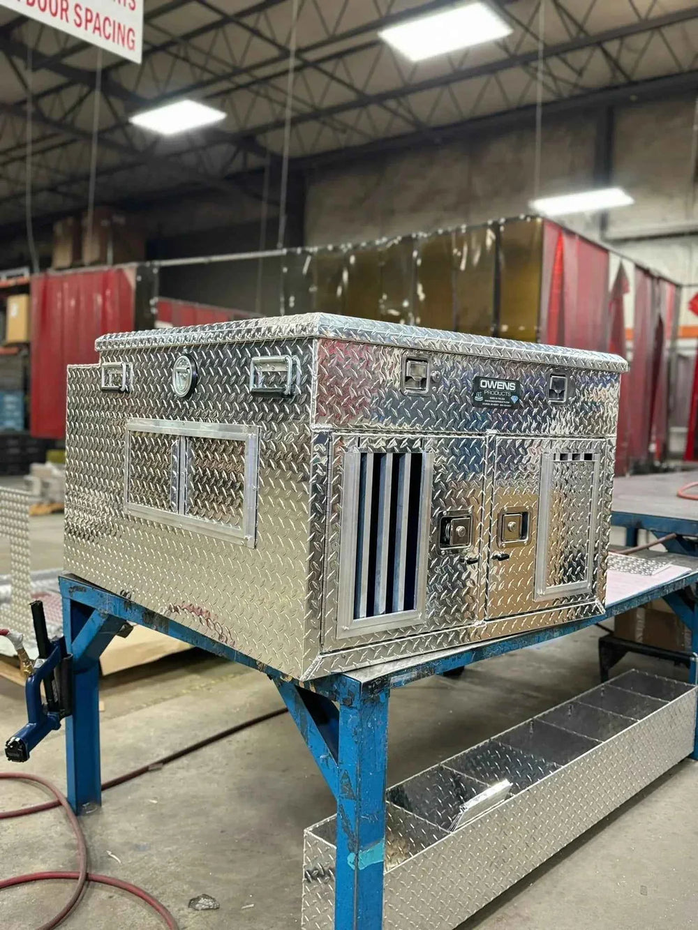 STANDARD VENTS WITH TOP STORAGE DOG BOX 38X45X26